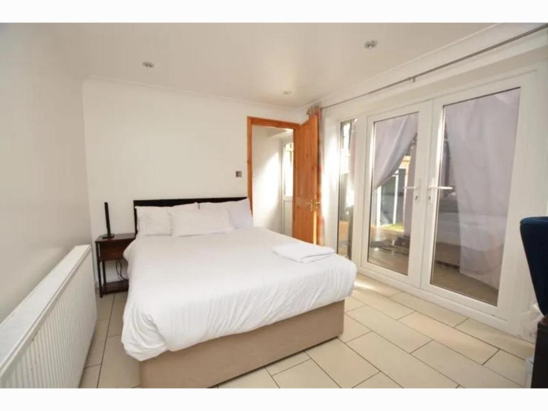 Travel Legend Stays 1 Bedroom Place With Hot Tub Farnham Royal エクステリア 写真